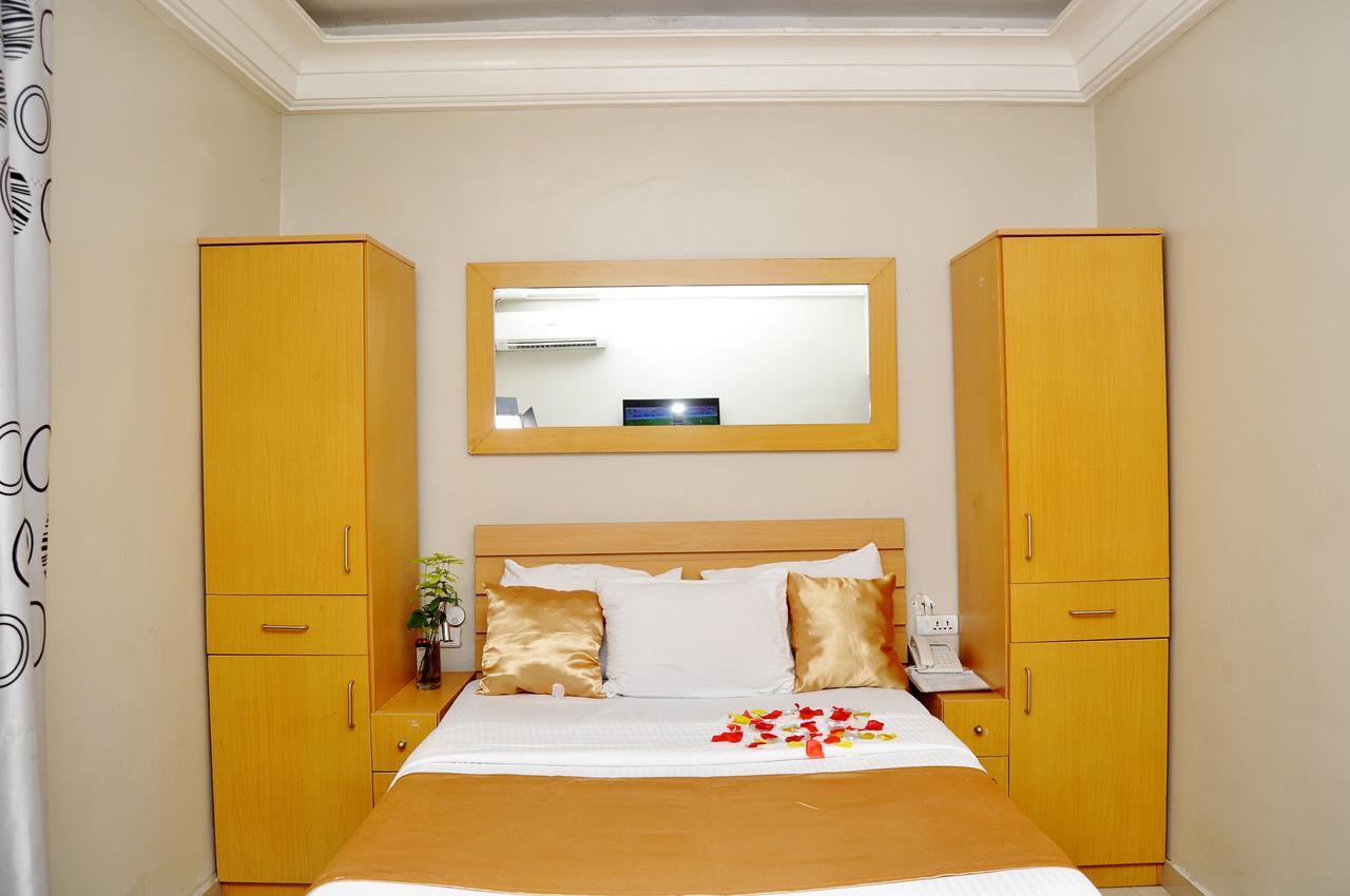 Primal Hotel Isaac John Gra Ikeja Exterior photo